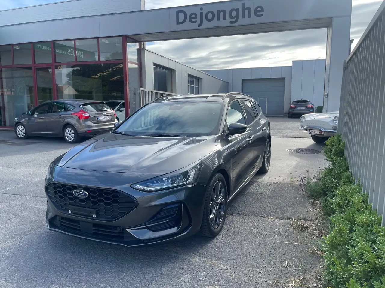 Wagens op de stelplaats voor de werkplaats van Garage Dejonghe